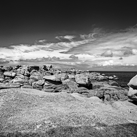 Die Bretagne: ein anderer Blick - un regard différent: Tregastel, Côte de Granit Rose - die Rosa Granit Küste. Die Côte de Granit Rose ist wegen ihrer vielfältigen Felsformationen eine der schönsten Gegenden der Bretagne.