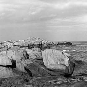 Die Bretagne: ein anderer Blick - un regard différent: Tregastel, Côte de Granit Rose - die Rosa Granit Küste. Die Côte de Granit Rose ist wegen ihrer vielfältigen Felsformationen eine der schönsten Gegenden der Bretagne.