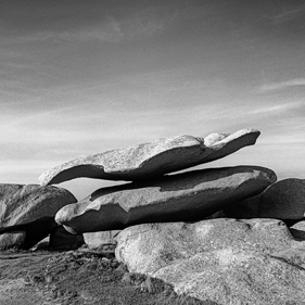 Die Bretagne: ein anderer Blick - un regard différent: Tregastel, Côte de Granit Rose - die Rosa Granit Küste. Die Côte de Granit Rose ist wegen ihrer vielfältigen Felsformationen eine der schönsten Gegenden der Bretagne.