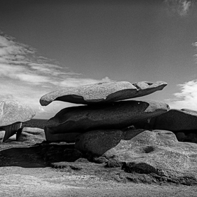 Die Bretagne: ein anderer Blick - un regard différent: Tregastel, Côte de Granit Rose - die Rosa Granit Küste. Die Côte de Granit Rose ist wegen ihrer vielfältigen Felsformationen eine der schönsten Gegenden der Bretagne.