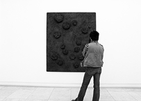 Körperbewegungen im Raum: „Das Bewegliche ist primär das Kunstwerk und der Mensch. Innerhalb von Architektur.” Hans Hollein (1934 - 2014)