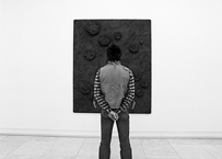 Körperbewegungen im Raum: „Das Bewegliche ist primär das Kunstwerk und der Mensch. Innerhalb von Architektur.” Hans Hollein (1934 - 2014)