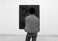 Körperbewegungen im Raum: „Das Bewegliche ist primär das Kunstwerk und der Mensch. Innerhalb von Architektur.” Hans Hollein (1934 - 2014)