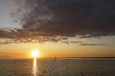 Juist-Töwerland: Natur im Blick. Sonnenuntergang über die große Sandbank Billriff am Juister Westende.