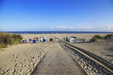 Juist-Töwerland: Strandkörbe, die bunte Vielfalt am Juister Endlosstrand.