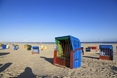 Juist-Töwerland: Strandkörbe, die bunte Vielfalt am Juister Endlosstrand.