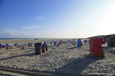 Juist-Töwerland: Strandkörbe, die bunte Vielfalt am Juister Endlosstrand.