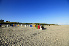 Juist-Töwerland: Strandkörbe, die bunte Vielfalt am Juister Endlosstrand.