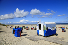 Juist-Töwerland: Strandkörbe, die bunte Vielfalt am Juister Endlosstrand.