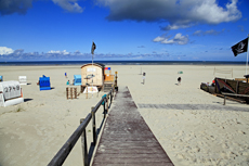 Juist-Töwerland: Strandkörbe, ein buntes Treiben am Juister Endlosstrand.