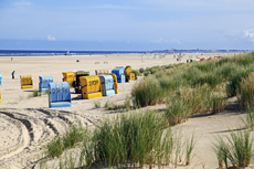 Juist-Töwerland: Strandkörbe, ein buntes Treiben am Juister Endlosstrand.