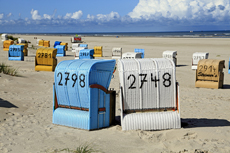 Juist-Töwerland: Strandkörbe, ein buntes Treiben am Juister Endlosstrand.