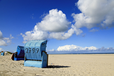 Juist-Töwerland: Strandkörbe, ein buntes Treiben am Juister Endlosstrand.