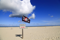 Juist-Töwerland: Hinweisschilder weisen den richtigen Weg zum Badestrand.