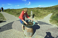 Juist-Töwerland: Gesamtkunstwerk Otto Leege Pfad. Wasserklangschale