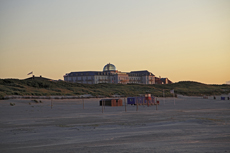 Juist-Töwerland: Eindrucksvoll wirft die untergehende Sonne vor der Dunkelheit noch lange Schatten auf dem Strand.