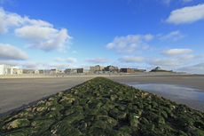 Norderney: DIE Thalassoinsel. Die Skyline von Norderney im Abendlicht.