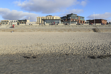 Norderney: DIE Thalassoinsel. Die Skyline von Norderney im Abendlicht.