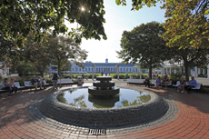 Norderney: DIE Thalassoinsel. Der Brunnen am Kurplatz. Im Hintergrund das Conversationshaus.