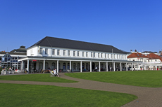 Norderney: DIE Thalassoinsel. Panoramablick auf das Rathaus von Norderney.