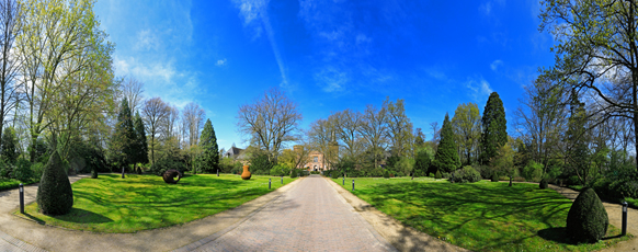 Der Niederrhein: Frühling – Panoramablick 180 Grad. Kleve - Schloss Moyland. Panoramagröße: 131x51 cm / 300dpi