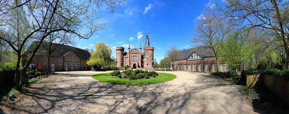 Der Niederrhein: Frühling – Panoramablick 180 Grad. Kleve - Schloss Moyland. Panoramagröße: 117x46 cm / 300dpi