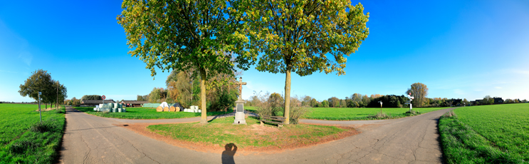 Der Niederrhein:Herbst – Panoramablick 180 Grad. Wegekreuz am Nikolausweg (Kempen - Schlootkuhlen). Panoramagröße: 178x55 cm / 300dpi