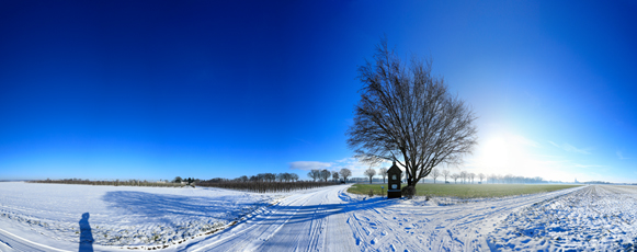 Der Niederrhein: Winter – Panoramablick 180 Grad. Vorst: Der Gotthardus-Kreuzweg. Panoramagröße: 156x62 cm / 300dpi