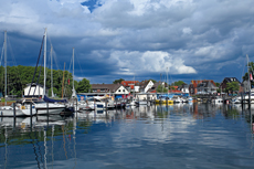 Scharbeutz - Niendorf. Bei einem Ostseeort gehört ein Hafen zum natürlichen Erscheinungsbild dazu. In Timmendorfer Strand befindet sich dieser im Ortsteil Niendorf. Obwohl der Hafen mit seinen charmanten Fischerbuden zu den kleinsten an der deutschen Ostseeküste gehört, ist er doch auch einer der schönsten.