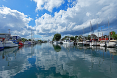 Scharbeutz - Niendorf. Bei einem Ostseeort gehört ein Hafen zum natürlichen Erscheinungsbild dazu. In Timmendorfer Strand befindet sich dieser im Ortsteil Niendorf. Obwohl der Hafen mit seinen charmanten Fischerbuden zu den kleinsten an der deutschen Ostseeküste gehört, ist er doch auch einer der schönsten.