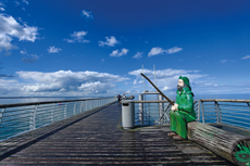 Scharbeutz - Niendorf. Schwere Wolken hängen über die Niendorfer Seebrücke.