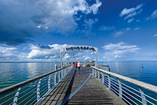 Scharbeutz - Niendorf. Schwere Wolken hängen über die Niendorfer Seebrücke.