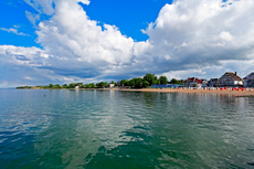 Scharbeutz - Niendorf. Die Strandkulisse von Niendorf unter schwere Wolkenberge.