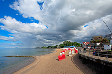 Scharbeutz - Niendorf. Die Strandkulisse von Niendorf unter schwere Wolkenberge.