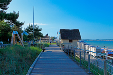 Scharbeutz - Im Süden der Lübecker Bucht, in direkter Nachbarschaft zum Timmendorfer Strand, liegt das mit seiner langen Strandpromenade und kilometerlangen, feinsandigen Themenstränden, Scharbeutz.