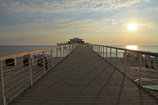 Timmendorfer Strand: Mondänes Seebad mit gemütlichen Charme. Seebrücke mit Teehaus.