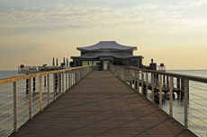 Timmendorfer Strand: Mondänes Seebad mit gemütlichen Charme. Seebrücke mit Teehaus.