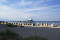 Timmendorfer Strand: Mondänes Seebad mit gemütlichen Charme. Der weitläufige Strand mit seinen bunten Strandkörben.