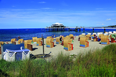 Timmendorfer Strand: Mondänes Seebad mit gemütlichen Charme. Und immer wieder Strandkörbe. Im Hintergrund die Seebrücke mit Teehaus.