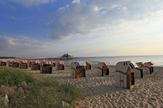 Timmendorfer Strand: Mondänes Seebad mit gemütlichen Charme. Strandkörbe und Seebrücke im Morgenlicht.