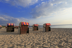 Timmendorfer Strand: Mondänes Seebad mit gemütlichen Charme. Noch schlafen die Strandkörbe und warten geduldig auf ihre Besucher.