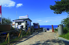 Timmendorfer Strand: Mondänes Seebad mit gemütlichen Charme. An allen Strandabschnitten stehen die kleinen schönen Strandhäuser der Strandkorb-Vermieter.