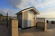 Timmendorfer Strand: Mondänes Seebad mit gemütlichen Charme. An allen Strandabschnitten stehen die kleinen schönen Strandhäuser der Strandkorb-Vermieter.