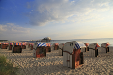 Timmendorfer Strand: Mondänes Seebad mit gemütlichen Charme. Ruhe und Stille. Aber bald herscht hier ein buntes Treiben.