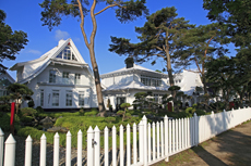 Timmendorfer Strand: Mondänes Seebad mit gemütlichen Charme. Panoramablick auf die Japanhäuser: Die weißen Villen am Ostseestrand