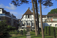 Timmendorfer Strand: Mondänes Seebad mit gemütlichen Charme. Sehenswerte alte Villen säumen die Strandpromenade.