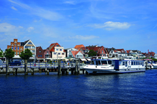 Timmendorfer Strand: Travemünde. Die Trave. Maritime Atmosphäre entlang der Stadt-Promenade.