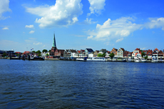 Timmendorfer Strand: Travemünde. Die Trave. Maritime Atmosphäre entlang der Stadt-Promenade.