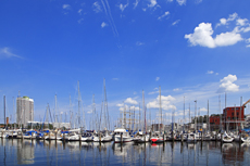 Timmendorfer Strand: Travemünde. Panoramablick auf den Bootshafen an der Priwall-Promenade.