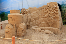 Sandskulpturen Travemünde 2022 - Reise um die Welt. Grizzy und die Lemminge - © Agnese Rudzite Kirillova (Nordamerika)